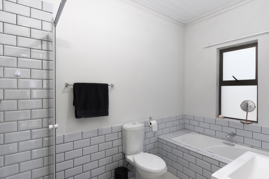 6 Bedroom Property for Sale in Sir Lowrys Pass Village Western Cape